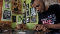 Untuk mempertahankan penjualan saat pandemi COVID-19, perajin lukisan itu memanfaatkan daring untuk memasarkan karyanya hingga ke Lampung.