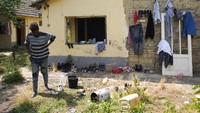 Rumah kosong terbengkalai ini dimanfaatkan para imigran sebagai tempat singgah sementara. 
