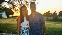 Kisah cinta mereka berdua bermula dengan perpisahan orang tua kandung Miguel Oliveira. Sang ayah lantas menjalin hubungan dengan seorang perempuan, Cristina, yang juga telah memiliki putri yakni Andreia Pimenta. Setelah ayah Oliveira dan ibu Andreia menikah, mereka semua pun tinggal satu rumah. Foto: Instagram @andreaiaspp