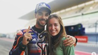 Andreia Pimenta keraop nongol di sirkuit untuk memberikan dukungan langsung pada kakak tiri yang juga kekasihnya itu (Instagram @andreaiaspp)