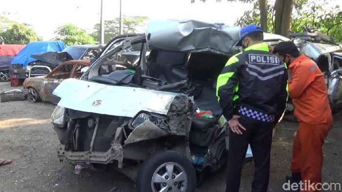 Kecelakaan melibatkan dua kendaraan terjadi di Ruas Jalan Tol Cipularang, Kilometer 78.400 di Purwakarta, Jawa Barat, Sabtu (31/7/2021). Kecelakaan ini, mengakibatkan satu orang penumpang tewas dan empat lainnya terluka.