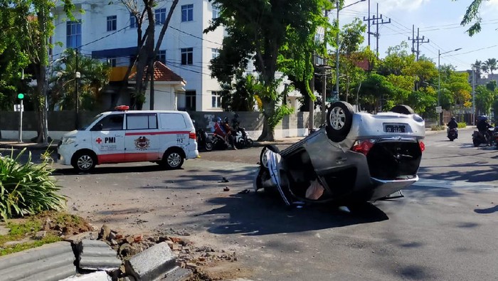 Kecelakaan tunggal terjadi di traffic light Jalan Darmo arah Jalan Kartini, Surabaya. Sebuah mobil hilang kendali dan menabrak pembatas jalan hingga terbalik.