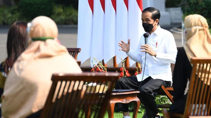 Presiden Joko Widodo menyapa sejumlah pelaku UMKM di Istana Negara, Jakarta. Hal itu dilakukan sebagai rangkaian program Pemulihan Ekonomi Nasional (PEN).