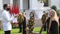 Penyaluran BPUM dilakukan secara simbolis di Istana Negara.