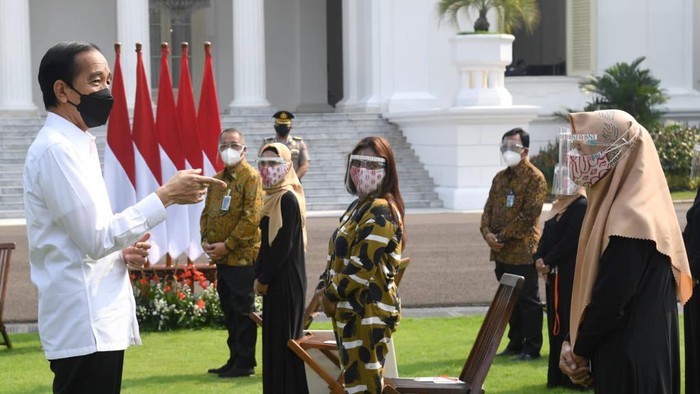 Presiden Joko Widodo menyapa sejumlah pelaku UMKM di Istana Negara, Jakarta. Hal itu dilakukan sebagai rangkaian program Pemulihan Ekonomi Nasional (PEN).