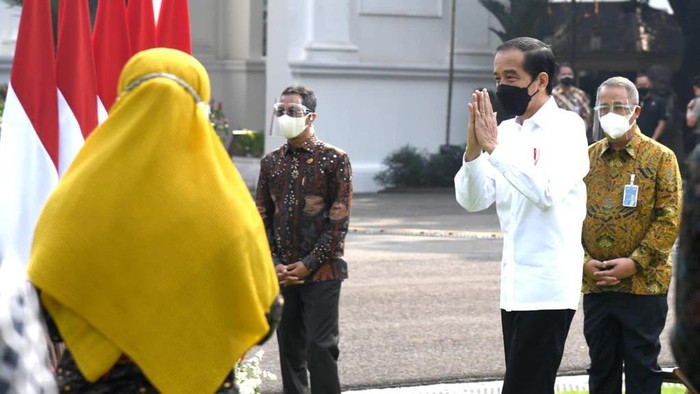 Momen Jokowi saat Menyapa Pelaku UMKM di Istana Presiden Joko Widodo menyapa sejumlah pelaku UMKM di Istana Negara, Jakarta. Hal itu dilakukan sebagai rangkaian program Pemulihan Ekonomi Nasional (PEN).