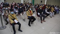Sebanyak 1.100 mahasiswa di Bekasi menerima vaksin dosis pertama. 