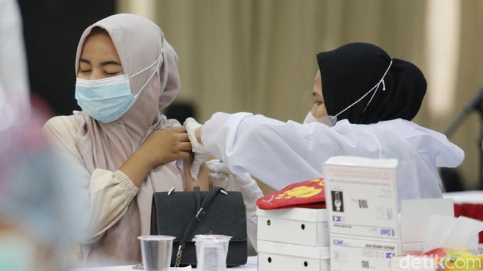 Sebanyak 1.100 mahasiswa di Bekasi menerima vaksinasi COVID-19. Vaksinasi digelar di Aula Universitas Bhayangkara Jakarta Raya.