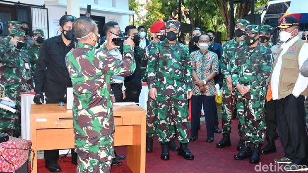Panglima TNI Marsekal Hadi Tjahjanto mengunjungi Puskesmas Porong Sidoarjo dan dua Puskesmas di Malang, Hadi mengecek penerapan aplikasi Silacak.