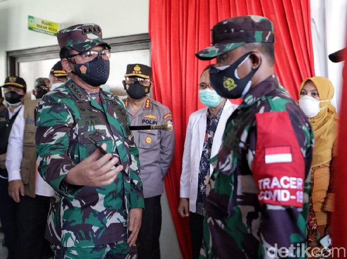 Panglima TNI Marsekal Hadi Tjahjanto mengunjungi Puskesmas Porong Sidoarjo dan dua Puskesmas di Malang, Hadi mengecek penerapan aplikasi Silacak.