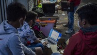 Sejumlah pedagang yang membuka toko di Mal Bandung Electronic Center tersebut terpaksa menggunakan bahu jalan dalam berjualan dan melayani perbaikan gawai dan laptop pelanggan akibat belum adanya lapak pengganti selama mal dan pusat perbelanjaan ditutup di masa PPKM.