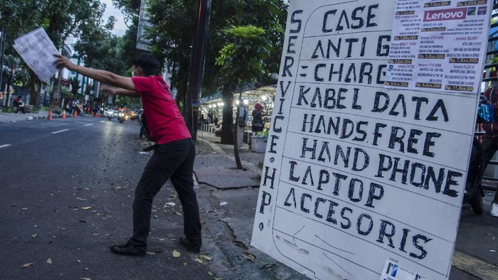 Pedagang komputer berjualan di depan Mal Bandung Electronic Center Bandung, Jawa Barat, Sabtu (31/7/2021). Sejumlah pedagang yang membuka toko di Mal Bandung Electronic Center tersebut terpaksa menggunakan bahu jalan dalam berjualan dan melayani perbaikan gawai dan laptop pelanggan akibat belum adanya lapak pengganti selama mal dan pusat perbelanjaan ditutup di masa PPKM. ANTARA FOTO/Novrian Arbi/wsj.