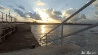 Konstruksi beton yang menjorok ke tengah laut ini memiliki banyak manfaat. Misalnya, aktivitas memancing atau menjala ikan. Hampir setiap waktu, dermaga pelabuhan Bojongsalawe selalu ramai oleh mancing mania. Memancing di dermaga tentu saja lebih berpotensi strike, ketimbang memancing di tepi pantai. Makanya, dermaga Bojongsalawe jadi spot favorit para pemancing. (Faizal Amiruddin/detikcom)