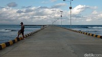 Saat ini di sekitar lokasi pelabuhan sedang dilakukan pengerjaan beton pemecah ombak atau break water. (Faizal Amiruddi/detikcom)