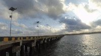 Jika beruntung, traveler juga bisa menyaksikan aksi peselancar surfing di Pantai Pangandaran. Menyaksikan surfing dari dermaga lebih nyaman sebab, posisi kita sejajar dengan lokasi para peselancar saat menanti datangnya ombak. Aksi mereka menunggangi ombak pun bisa disaksikan lebih dekat. (Faizal Amiruddin/detikcom)