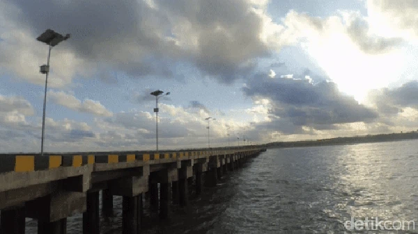 Jika beruntung, traveler juga bisa menyaksikan aksi peselancar surfing di Pantai Pangandaran. Menyaksikan surfing dari dermaga lebih nyaman sebab, posisi kita sejajar dengan lokasi para peselancar saat menanti datangnya ombak. Aksi mereka menunggangi ombak pun bisa disaksikan lebih dekat. (Faizal Amiruddin/detikcom) Jika beruntung, traveler juga bisa menyaksikan aksi peselancar surfing di Pantai Pangandaran. Menyaksikan surfing dari dermaga lebih nyaman sebab, posisi kita sejajar dengan lokasi para peselancar saat menanti datangnya ombak. Aksi mereka menunggangi ombak pun bisa disaksikan lebih dekat. (Faizal Amiruddin/detikcom)