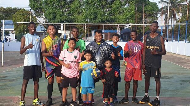 Peltu Deni Zulkarnaen dan anak-anak asuhnya