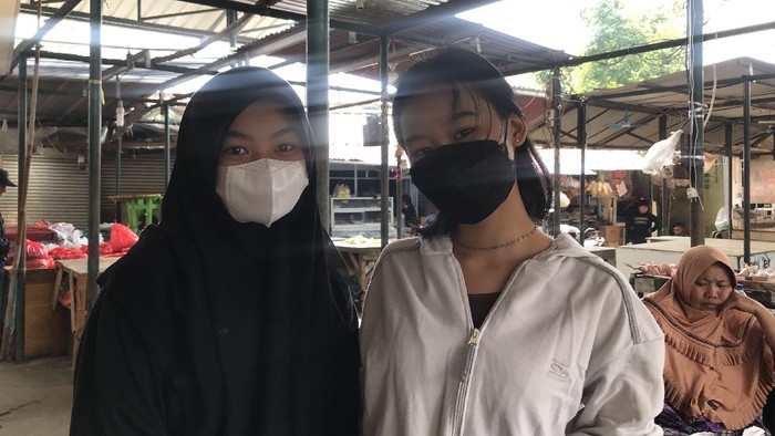 Pembeli di Lokbin Kramat Jati, Alya (kanan)/Nur Aziza-detikcom