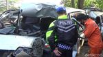 Penampakan Minibus Ringsek Usai Tabrak Truk di Tol Cipularang