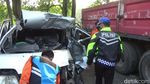 Penampakan Minibus Ringsek Usai Tabrak Truk di Tol Cipularang