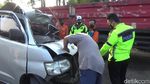 Penampakan Minibus Ringsek Usai Tabrak Truk di Tol Cipularang