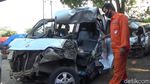 Penampakan Minibus Ringsek Usai Tabrak Truk di Tol Cipularang
