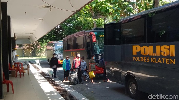 Pengiriman warga Klaten positif Corona ke lokasi isolasi di Asrama Haji Donohudan, Boyolali, Sabtu (31/7/2021).