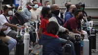 Warga mengantre untuk melakukan isi ulang oksigen.