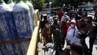 Petugas mengisi ulang tabung oksigen warga pada kegiatan Solo Berbagi Oksigen Gratis di Rumah Dinas Wali Kota Solo Loji Gandrung, Solo, Jawa Tengah, Sabtu (31/7/2021).  