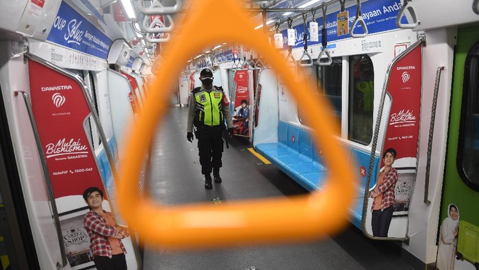 Sejumlah penumpang berada di dalam gerbong MRT di Jakarta, Sabtu (31/7/2021). Jumlah penumpang MRT turun hingga 80 persen setiap harinya sejak 3 Juli 2021 akibat Pemberlakuan Pembatasan Kegiatan Masyarakat (PPKM). ANTARA FOTO/Akbar Nugroho Gumay/foc.