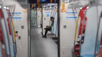 Jumlah penumpang MRT Jakarta merosot tajam dibandingkan bulan lalu. Perusahaan moda transportasi umum itu pun menurunkan target pendapatan tiket atau fare box menjadi Rp 40 miliar- 50 miliar tahun ini. Direktur Utama PT MRT Jakarta Willam Sabandar mengungkap jika dibandingkan tahun lalu pendapatan fare box MRT mencapai Rp 80 miliar - 90 miliar.