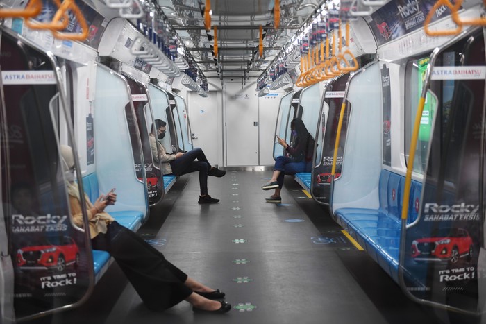 Sejumlah penumpang berada di dalam gerbong MRT di Jakarta, Sabtu (31/7/2021). Jumlah penumpang MRT turun hingga 80 persen setiap harinya sejak 3 Juli 2021 akibat Pemberlakuan Pembatasan Kegiatan Masyarakat (PPKM). ANTARA FOTO/Akbar Nugroho Gumay/foc.