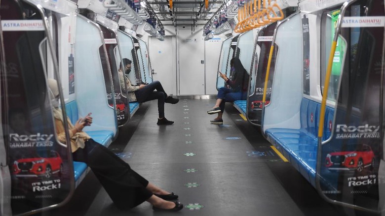 Sejumlah penumpang berada di dalam gerbong MRT di Jakarta, Sabtu (31/7/2021). Jumlah penumpang MRT turun hingga 80 persen setiap harinya sejak 3 Juli 2021 akibat Pemberlakuan Pembatasan Kegiatan Masyarakat (PPKM). ANTARA FOTO/Akbar Nugroho Gumay/foc.