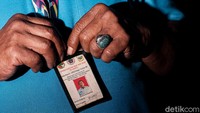 Slamet mengemudi angkot sejak tahun 1989 dan menjadi sopir angkot Jak Lingko mulai tahun 2018. Pada masa PPKM Level 4 di DKI Jakarta, angkutan umum dan taksi online boleh beroperasi dengan kapasitas maksimal 50 persen.