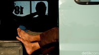 Tetapi, mobilitas warga tetap dibatasi selama PPKM Level 4. Angkutan umum reguler dalam trayek bisa beroperasi dari pukul 05.00 sampai 20.30. Terlebih PPKM ini masih diperpanjang sampai tanggal 2 Agustus 2021. Sisanya? Tergantung pemerintah nanti.