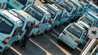 Sopir angkot salah satunya yang terdampak. Sepinya Terminal Kampung Melayu di Jakarta membuat para pengemudi menunggu penumpang hingga berjam-jam.