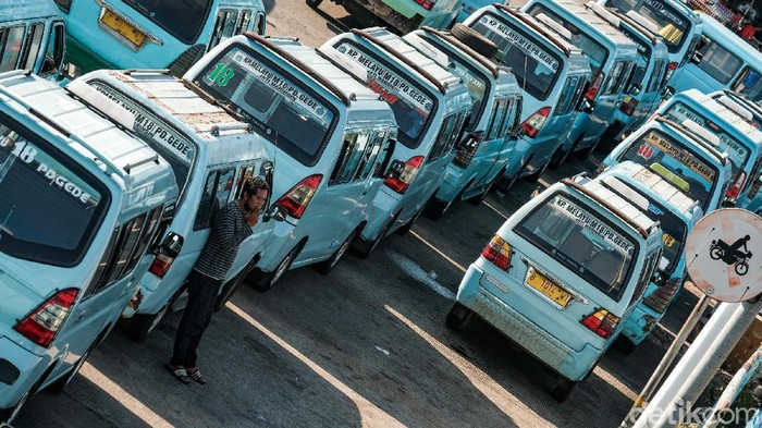Pilu Sopir Angkot yang Terimbas Pandemi COVID-19 Kebijakan PPKM di tengah pandemi COVID-19 ini juga berimbas pada sektor transportasi. Para sopir angkot ini pun teriak karena pendapatan menurun akibat sepi penumpang.