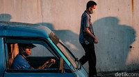 Sesekali Sutiyono melambatkan laju kendaraannya hanya untuk mencari penumpang di tengah jalan.