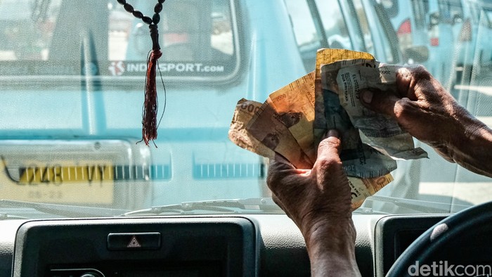 Kebijakan PPKM di tengah pandemi COVID-19 ini juga berimbas pada sektor transportasi. Para sopir angkot ini pun teriak karena pendapatan menurun akibat sepi penumpang.