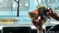 Pendapatan bersih Sutiyono pun kini tak menentu. Selama PPKM ini, paling mentok ia mendapat Rp 50 ribu sehari, itu sudah termasuk untuk pengeluaran bahan bakar dan lainnya.