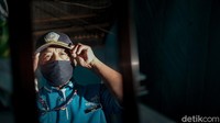 Slamet (59) masih beruntung ketimbang sopir angkot reguler trayek Kampung Melayu. Sopir angkot Jak Lingko jurusan Kp Melayu-Duren Sawit ini masih dibayar gaji UMR DKI Jakarta jika bekerja 27 hari dalam sebulan.