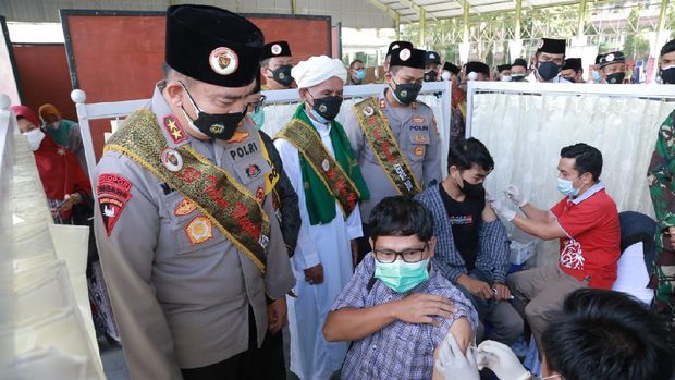 Polda NTB sebar 3.000 vaksin COVID-19 dan 3 ton sembako di puncak peringatan 30 tahun Akpol 91 mengabdi
