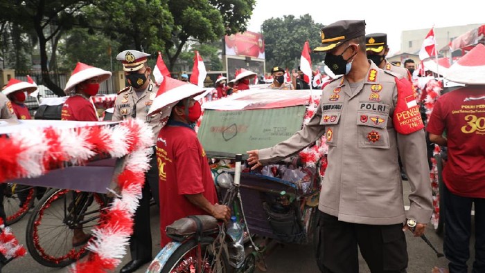 Polisi berbagi bansos di Tangerang