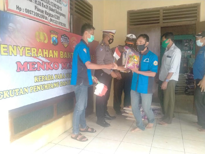 Sebanyak 51 ton beras akan dibagikan ke warga terdampak COVID-19 di Magetan. Hingga saat ini, sudah ada sekitar seribu warga yang menerima sembako dari Polres Magetan.