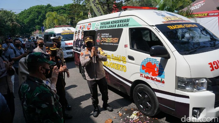 Polisi Kabupaten Mojokerto kini mempunyai Unit Mobile Tracing dan Vaksin COVID-19. Unit ini melayani vaksinasi keliling dan membantu melacak para kontak erat pasien Corona.