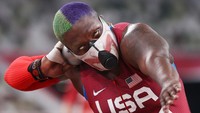 Menariknya, Saunders memakai masker mulut Joker yang tersenyum ketika beraksi di lapangan. (Foto: Getty Images/Patrick Smith)