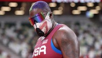 Meski memakai masker yang tak biasa, Saunders berhasil memuncaki Grup A dengan lemparan peluru sejauh 19,22 meter. (Foto: Getty Images/Patrick Smith)