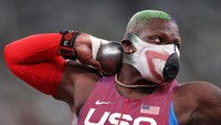 Sekilas, penampilannya jadi mirip dengan musuh Batman yang memakai masker di film The Dark Knight Rises, Bane. (Foto: Getty Images/Patrick Smith)