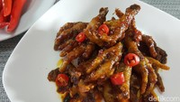 Ceker ayam pedas manis ini cocok buat penyuka ceker ayam yang tak suka rasa terlalu pedas. Ada aksen manis gurih yang enak dalam sajian ceker ini. Tahapan membuat lengkap dengan bumbunya bisa dilihat di resep ini. Foto: detikfood/odilia