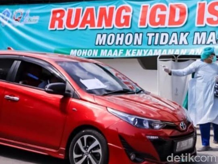 IGD RSUD Ngudi Waluyo Wlingi, Blitar penuh. Belasan pasien COVID-19 baru menunggu dalam mobil, sampai ada pasien yang dipindah ke ruang isolasi dari IGD.